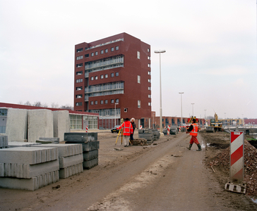843435 Afbeelding van een rij nieuwe gebouwen en de wegenaanleg op de Langerakbaan te Leidsche Rijn (gemeente Utrecht).